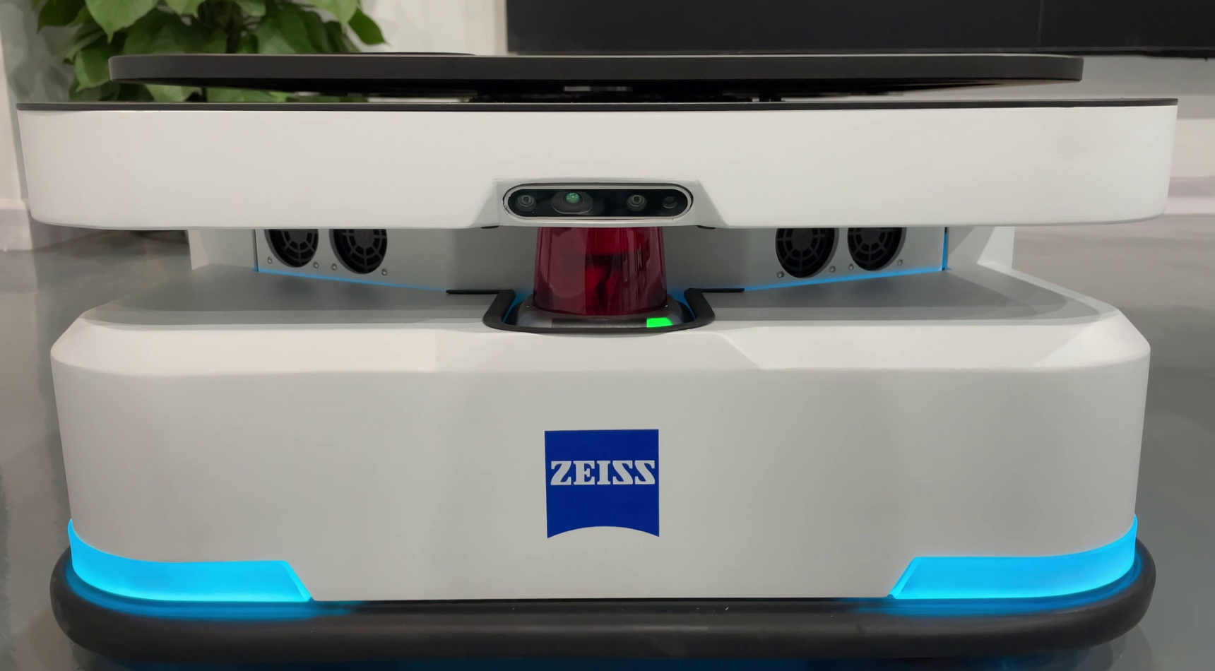 ZEISS Trusts AMRs 
in Logistics Operations 
with Standard Robots